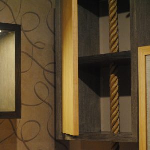 mueble de módulos tricolor con cuerdas