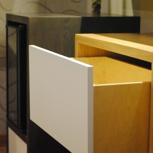 mueble de módulos tricolor con cuerdas