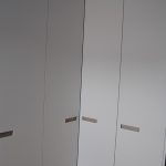 armario esquinero de color blanco