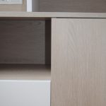 mueble blanco y color natural