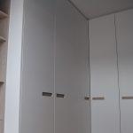 armario esquinero de color blanco