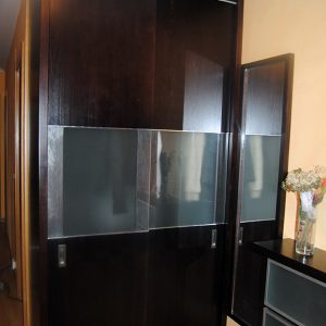 mueble para pasillo color marrón oscuro con cajones, espejo y armario
