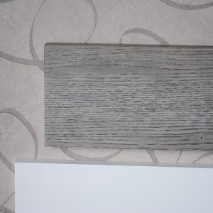 detalle de respaldo para banco de mesa de comedor color gris y blanco