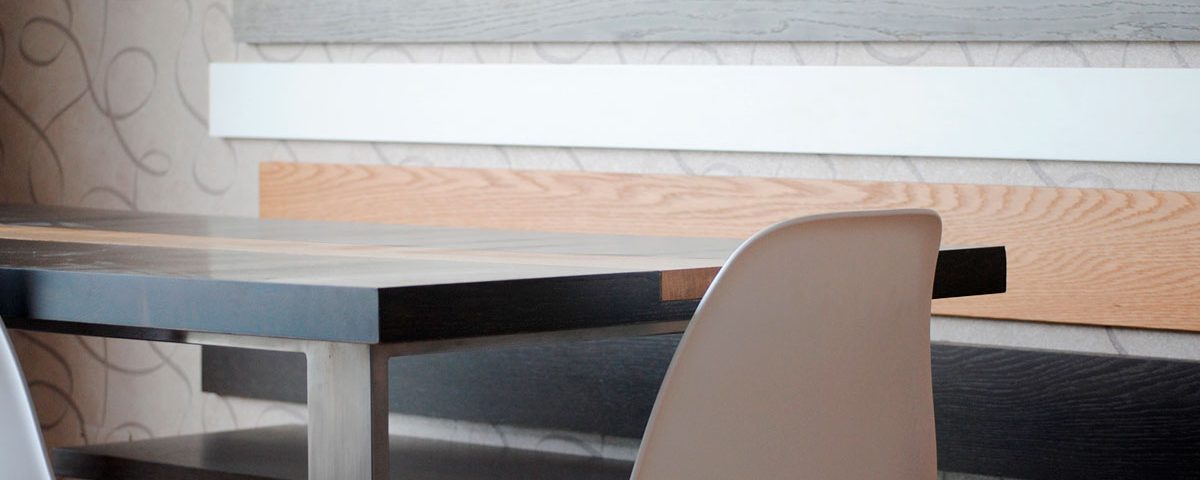 mesa de comedor bicolor con sillas blancas a juego y banco