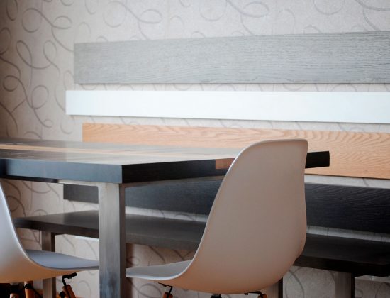 mesa de comedor bicolor con sillas blancas a juego y banco