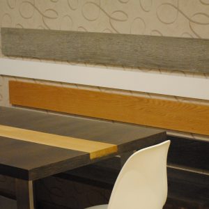 mesa de comedor bicolor con banco y sillas blancas de plástico