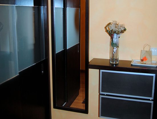 mueble para pasillo color marrón oscuro con cajones, espejo y armario