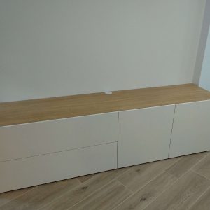 mueble de salón color blanco y natural