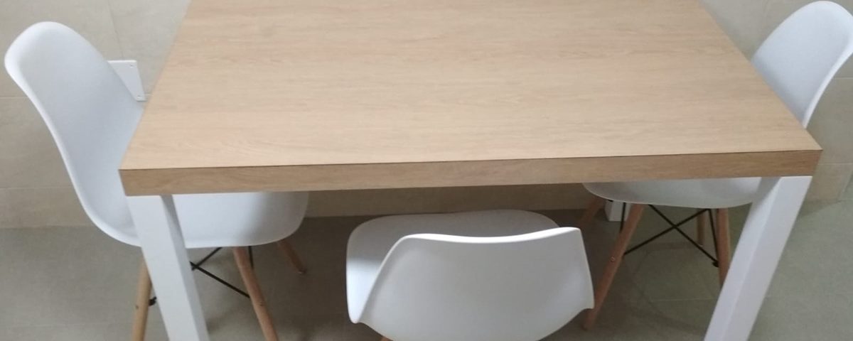Mesa de comedor color natural con patas blancas y sillas a juego de plástico