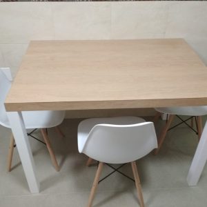 Mesa de comedor color natural con patas blancas y sillas a juego de plástico