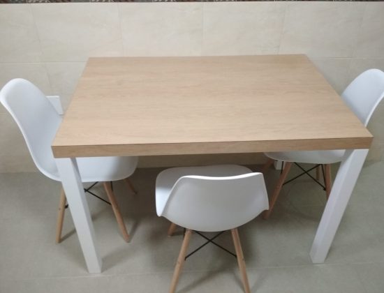 Mesa de comedor color natural con patas blancas y sillas a juego de plástico