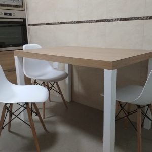 Mesa de comedor color natural con patas blancas y sillas a juego de plástico