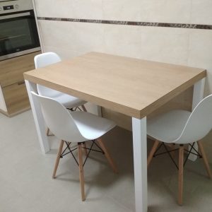 Mesa de comedor color natural con patas blancas y sillas a juego de plástico