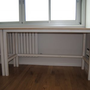 escritorio color natural con patas blancas