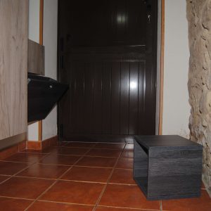 mueble zapatero y armario color negro y natural en la entrada de una casa