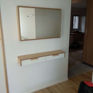 mueble recibidor con espejo color blanco y natural