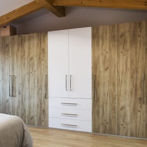 armario de dormitorio color madera y blanco