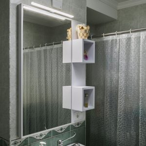 Diseño en madera de detalle de espejo de baño