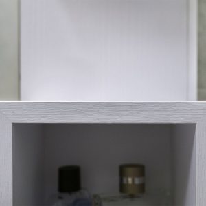 detalle en madera blanca para espejo de baño