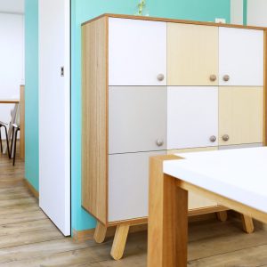 Diseño de oficina de Abraite con mesa de reuniones y mueble auxiliar