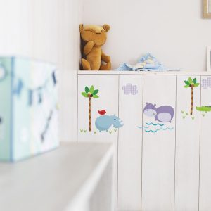 panelado blanco con vinilos de habitación infantil