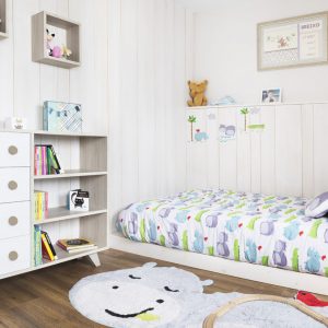 dormitorio infantil individual color blanco, con estanterías, cajoneras y panelado en la pared