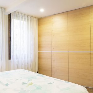 armario de dormitorio color madera y blanco
