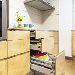 Cocina en color madera con encimera gris