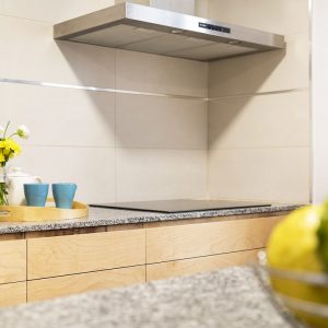 Cocina en color madera con encimera gris