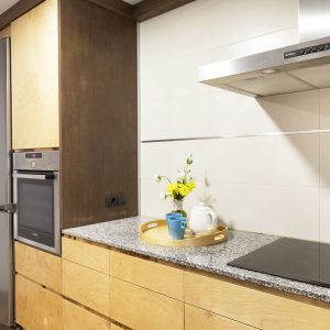 Cocina en color madera con encimera gris