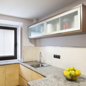 Cocina en color madera con encimera gris