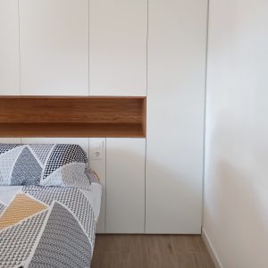 Cabecero de cama de dormitorio matrimonial con hueco