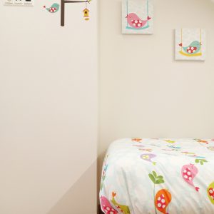 Decoración de habitación infantil con camas gemelas en color blanco