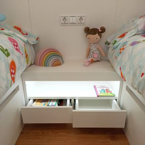 Mesita de noche para camas gemelas de habitación infantil en color blanco