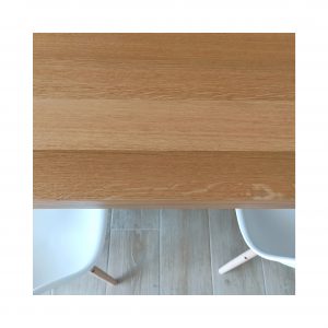 mesa de madera en color natural con estructura metálica en blanco.