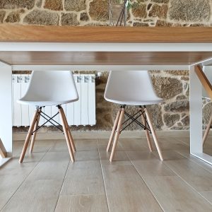 mesa de madera en color natural con estructura metálica en blanco.