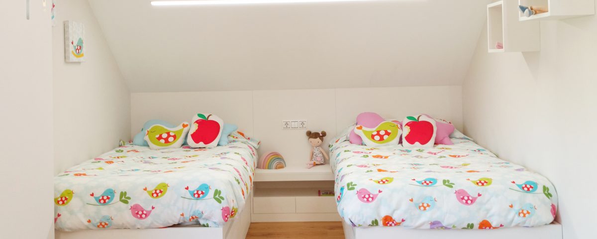 Habitación infantil con dos camas gemelas, en color blanco