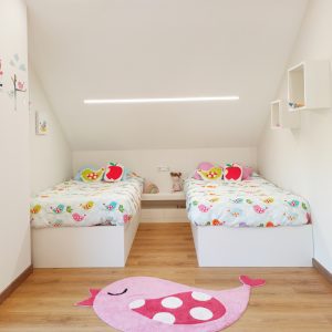 Habitación infantil con dos camas gemelas, en color blanco