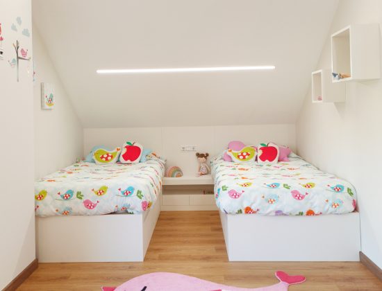 Habitación infantil con dos camas gemelas, en color blanco