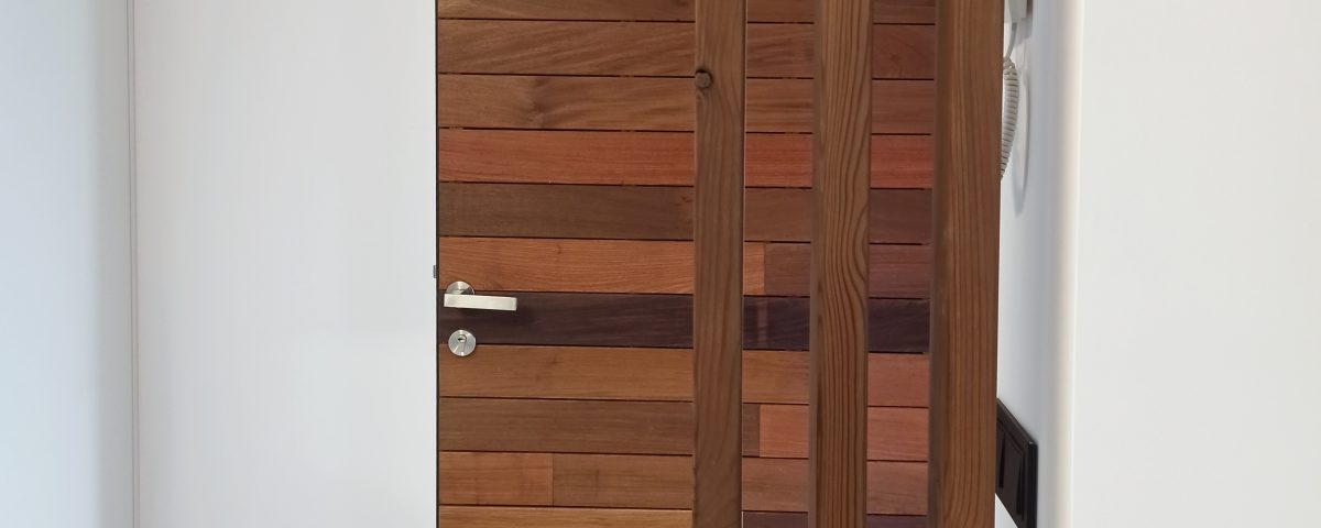 Puerta de entrada de madera lacada