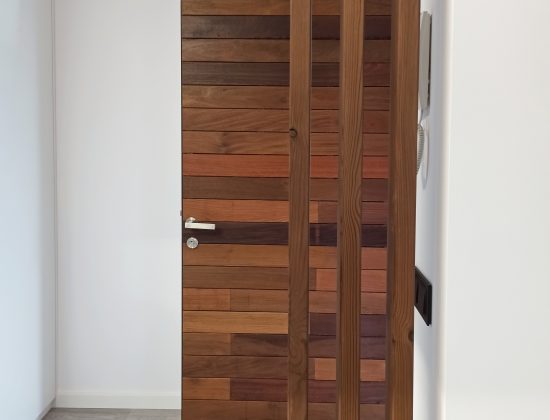 Puerta de entrada de madera lacada