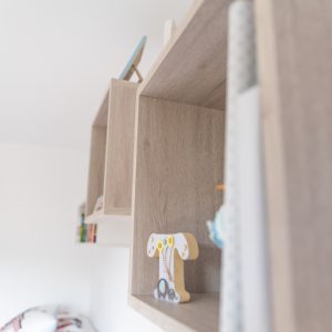 Estanterías de habitación infantil con dos camas y estanterías