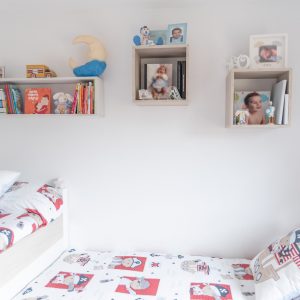 Estanterías de dormitorio infantil con camas dobles en color blanco