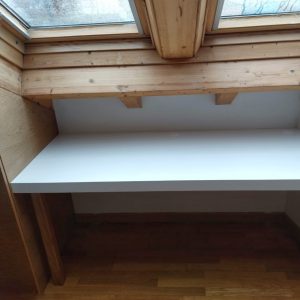 Mesa de escritorio lacada en blanco
