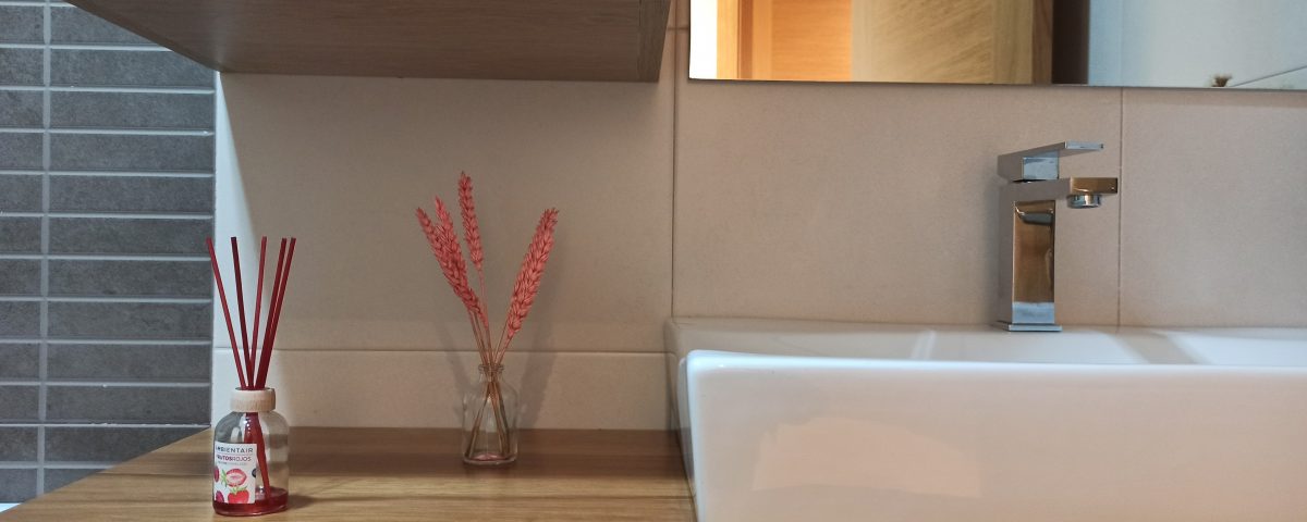 Mueble de baño en madera para lavamanos