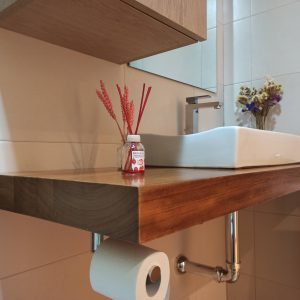 Mueble de baño para lavamanos en madera suspendido