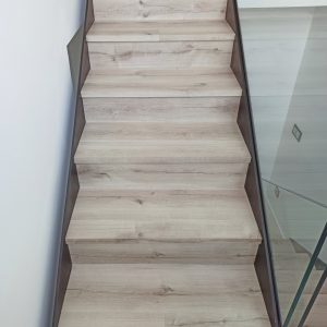 Escaleras con pasamanos de cristal en primer plano frontal