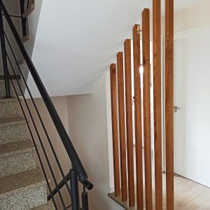 Celosías en madera en el hueco de una escalera