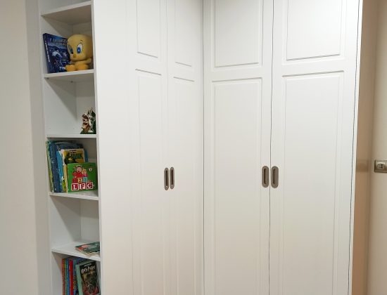 Habitación infantil con armario y estantería lacado blanco