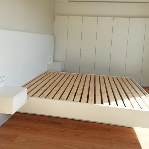 Dormitorio formica con canapé, mesitas y armario de fondo en color blanco